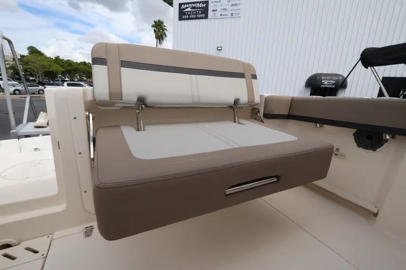 Slide: The Image of Boston Whaler 240 Vantage 2026 - 8