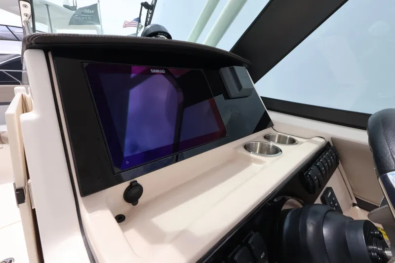 Slide: The Image of Boston Whaler 240 Vantage 2026 - 18