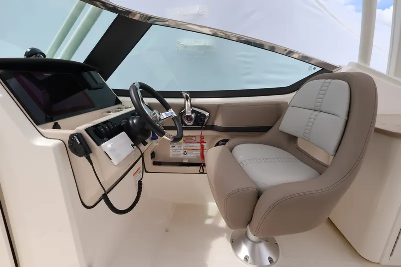 Slide: The Image of Boston Whaler 240 Vantage 2026 - 15