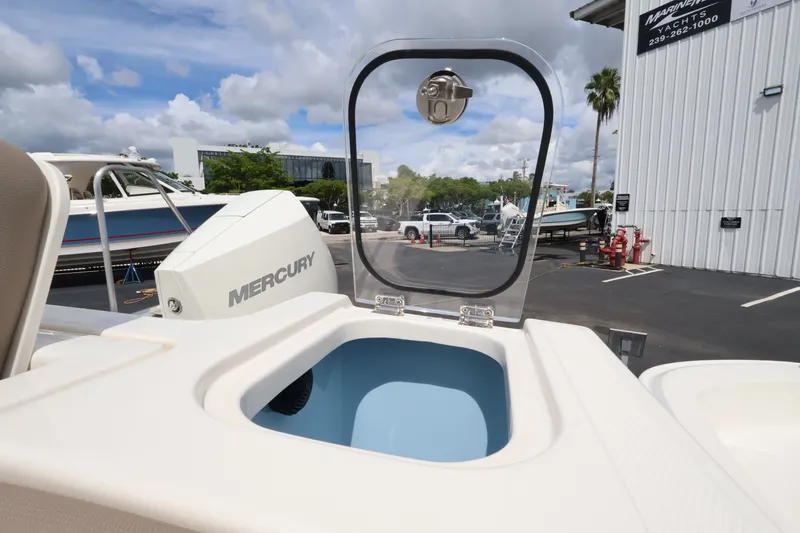 Slide: The Image of Boston Whaler 240 Vantage 2026 - 9