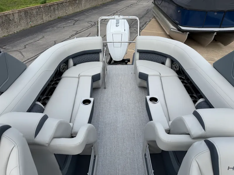 Slide: The Image of Harris Grand Mariner 270 2026 - 11
