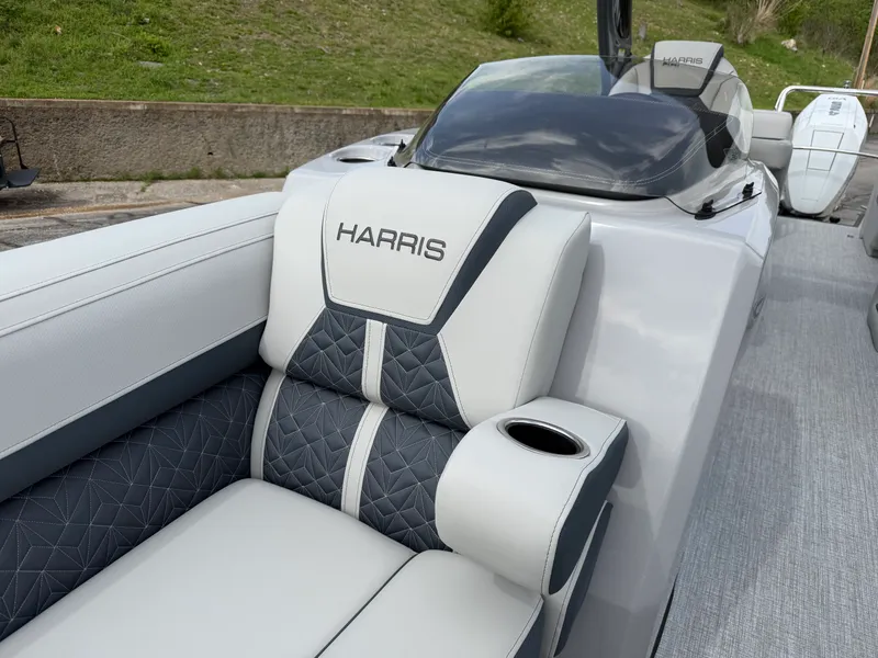 Slide: The Image of Harris Grand Mariner 270 2026 - 17