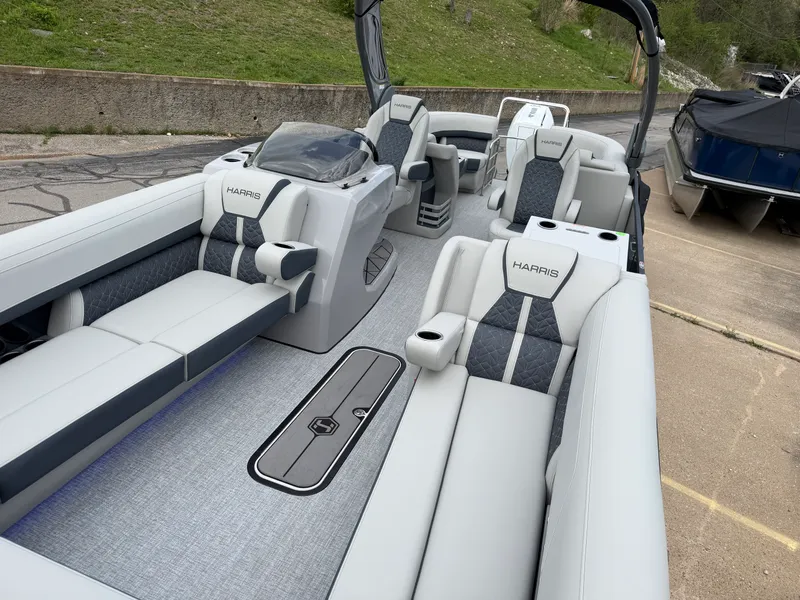 Slide: The Image of Harris Grand Mariner 270 2026 - 25