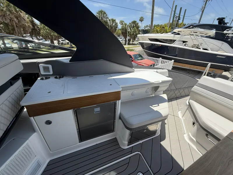Slide: The Image of Sea Ray SLX 360 OUTBOARD 2026 - 18