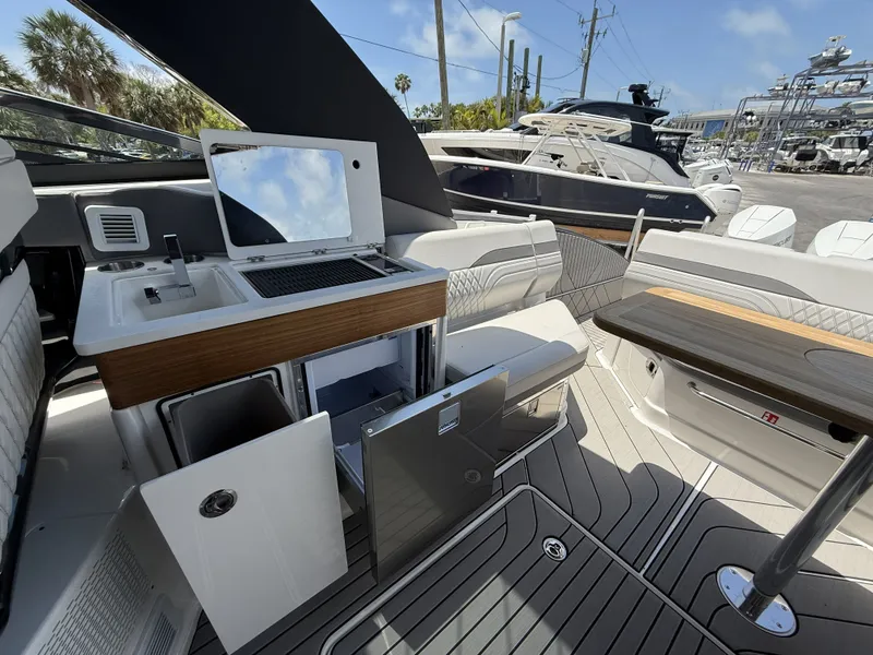 Slide: The Image of Sea Ray SLX 360 OUTBOARD 2026 - 19