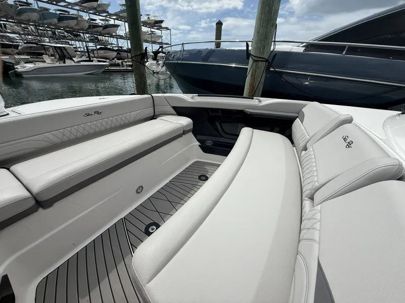 Slide: The Image of Sea Ray SLX 360 OUTBOARD 2026 - 5