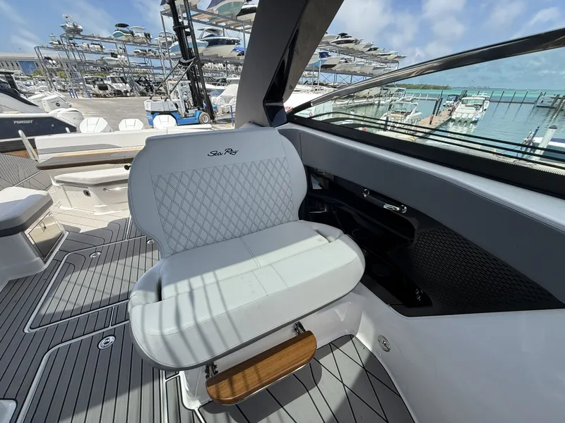 Slide: The Image of Sea Ray SLX 360 OUTBOARD 2026 - 6