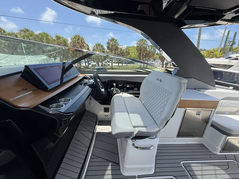 Slide: The Image of Sea Ray SLX 360 OUTBOARD 2026 - 8
