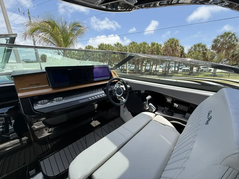 Slide: The Image of Sea Ray SLX 360 OUTBOARD 2026 - 9