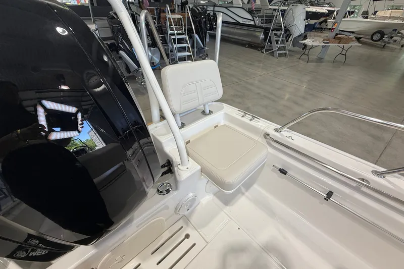 Slide: The Image of Boston Whaler 170 Montauk 2026 - 10