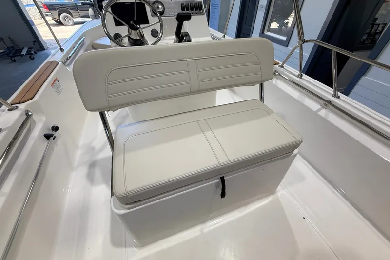 Slide: The Image of Boston Whaler 170 Montauk 2026 - 12