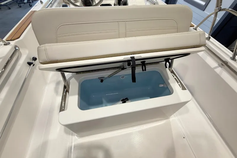 Slide: The Image of Boston Whaler 170 Montauk 2026 - 14