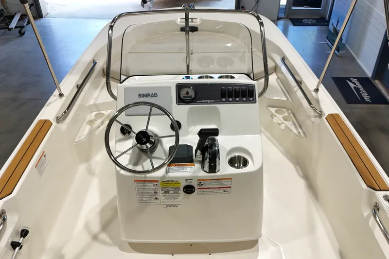 Slide: The Image of Boston Whaler 170 Montauk 2026 - 16