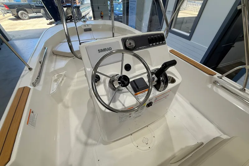 Slide: The Image of Boston Whaler 170 Montauk 2026 - 17