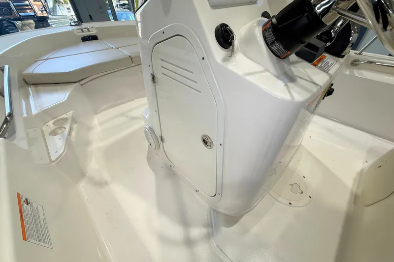 Slide: The Image of Boston Whaler 170 Montauk 2026 - 18