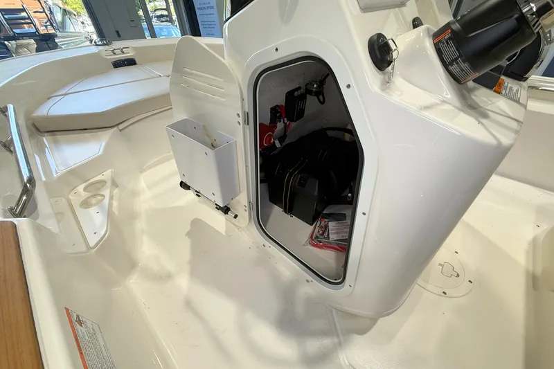 Slide: The Image of Boston Whaler 170 Montauk 2026 - 19