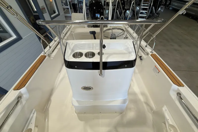 Slide: The Image of Boston Whaler 170 Montauk 2026 - 21