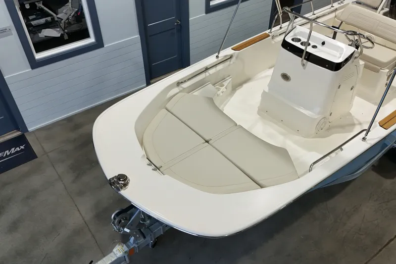 Slide: The Image of Boston Whaler 170 Montauk 2026 - 22