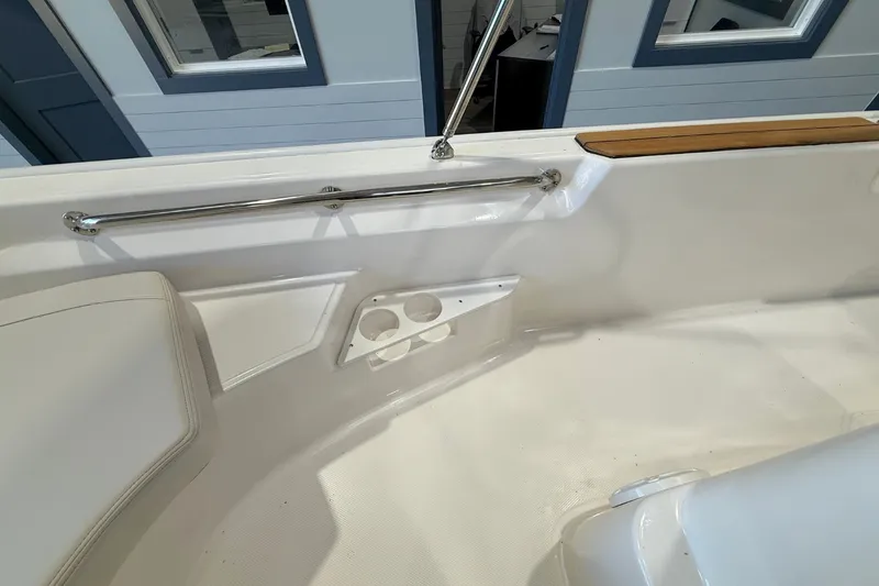 Slide: The Image of Boston Whaler 170 Montauk 2026 - 24