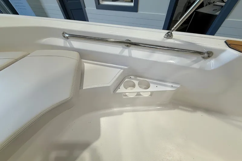Slide: The Image of Boston Whaler 170 Montauk 2026 - 27