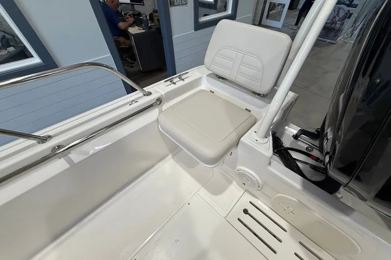 Slide: The Image of Boston Whaler 170 Montauk 2026 - 9