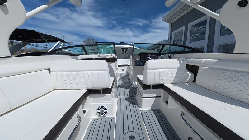 Slide: The Image of Sea Ray SDX 270 Outboard 2020 - 15