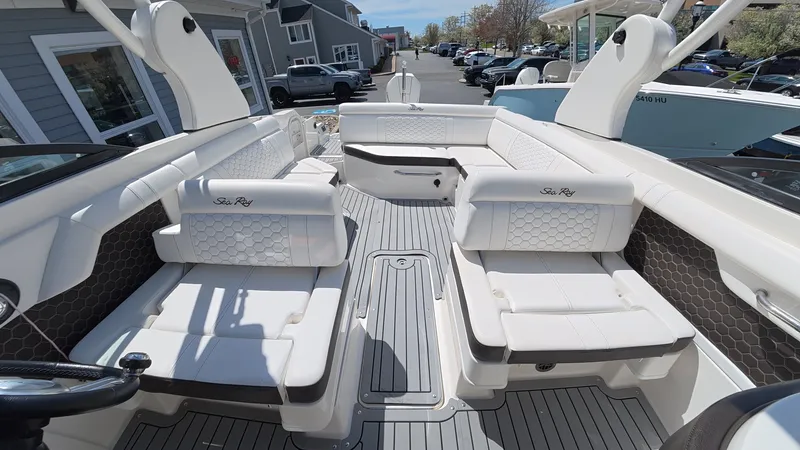 Slide: The Image of Sea Ray SDX 270 Outboard 2020 - 17