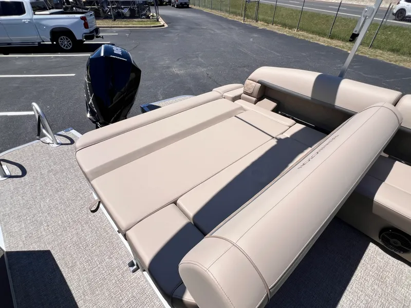 Slide: The Image of Bennington 22 SSB LUXE 2026 - 11