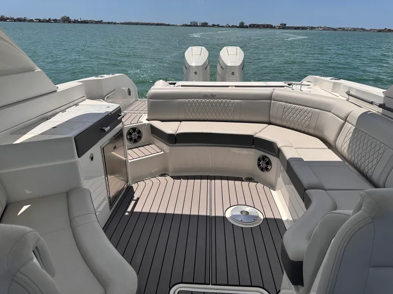 Slide: The Image of Sea Ray SLX 350 OUTBOARD 2024 - 16