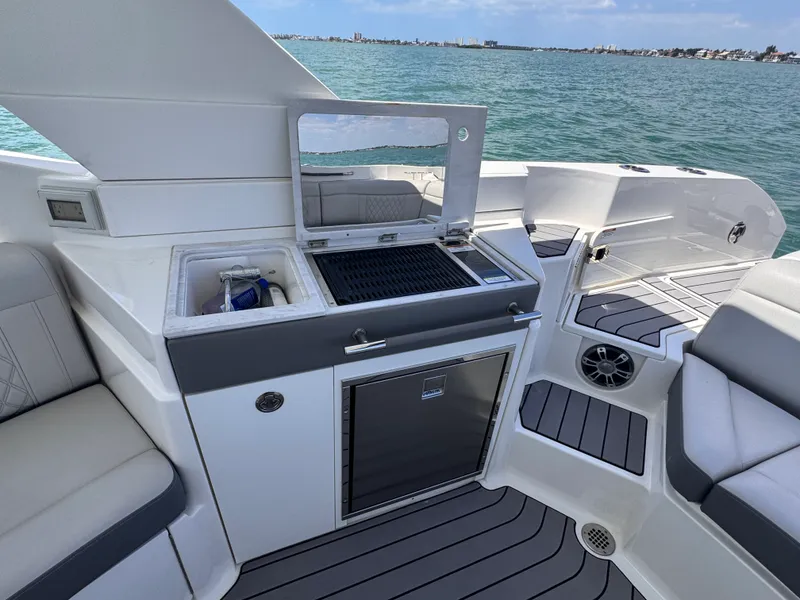 Slide: The Image of Sea Ray SLX 350 OUTBOARD 2024 - 25
