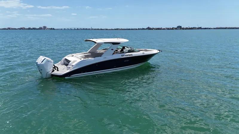 Slide: The Image of Sea Ray SLX 350 OUTBOARD 2024 - 4