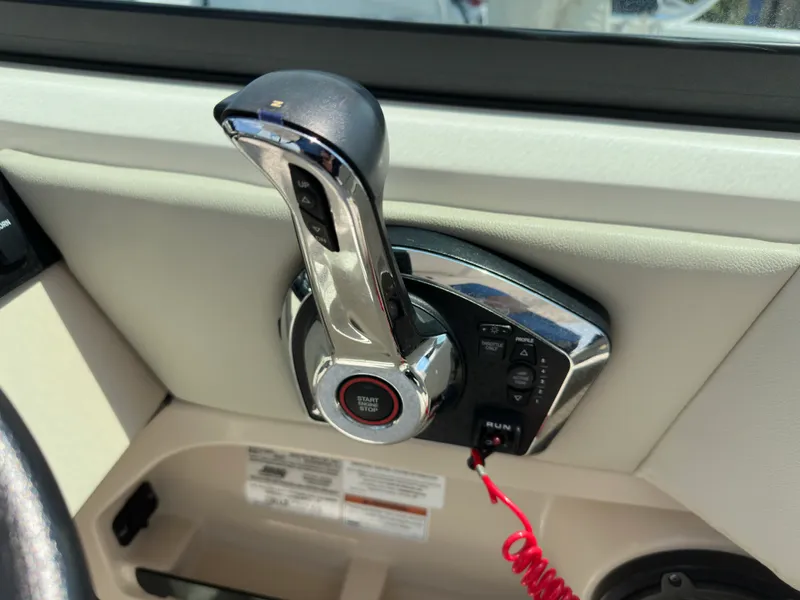 Slide: The Image of Boston Whaler 240 VANTAGE 2022 - 6