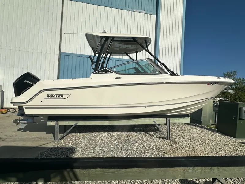 The Image of Boston Whaler 240 VANTAGE 2022 - 0