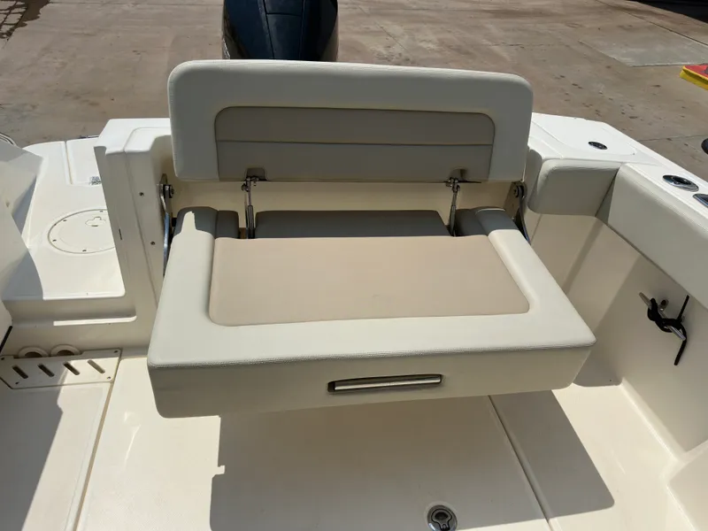 Slide: The Image of Boston Whaler 240 VANTAGE 2022 - 2