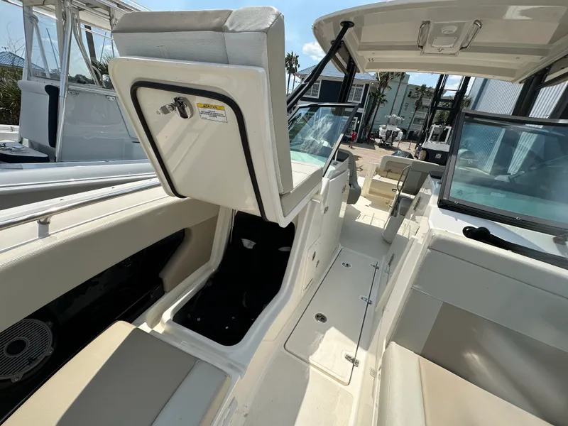 Slide: The Image of Boston Whaler 240 VANTAGE 2022 - 12