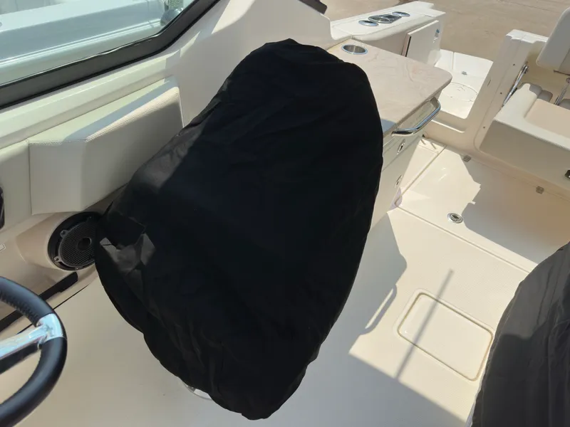 Slide: The Image of Boston Whaler 240 VANTAGE 2022 - 7