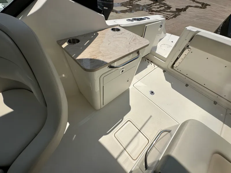 Slide: The Image of Boston Whaler 240 VANTAGE 2022 - 3