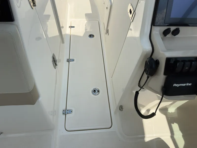 Slide: The Image of Boston Whaler 240 VANTAGE 2022 - 11