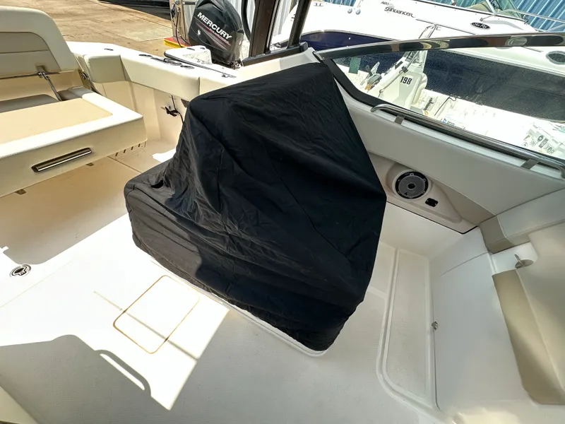 Slide: The Image of Boston Whaler 240 VANTAGE 2022 - 9