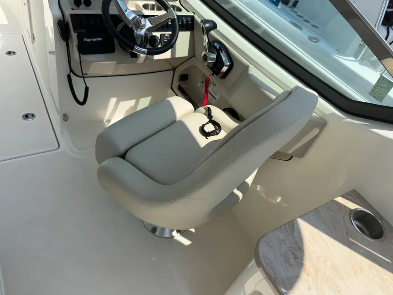 Slide: The Image of Boston Whaler 240 VANTAGE 2022 - 4