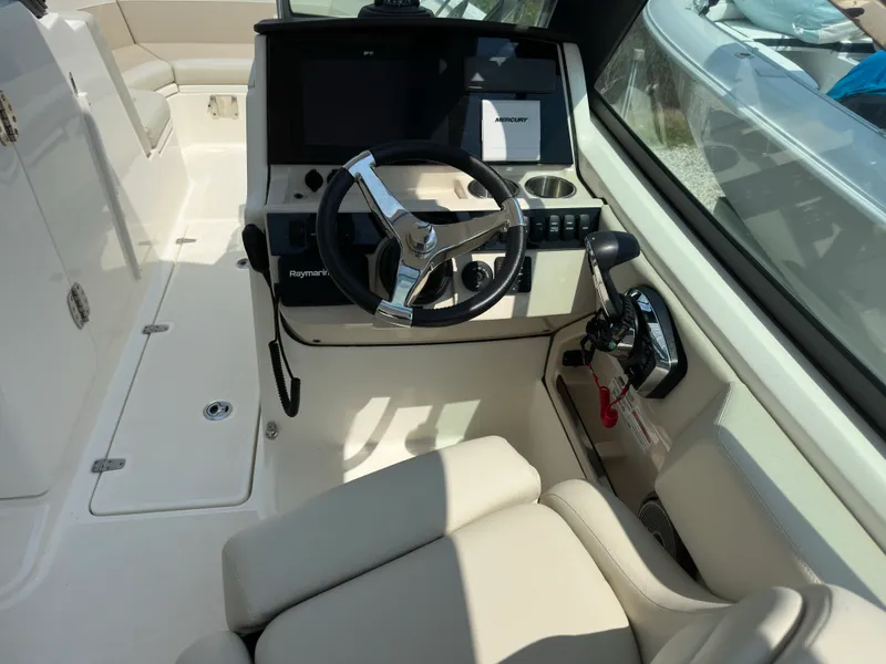 Slide: The Image of Boston Whaler 240 VANTAGE 2022 - 5