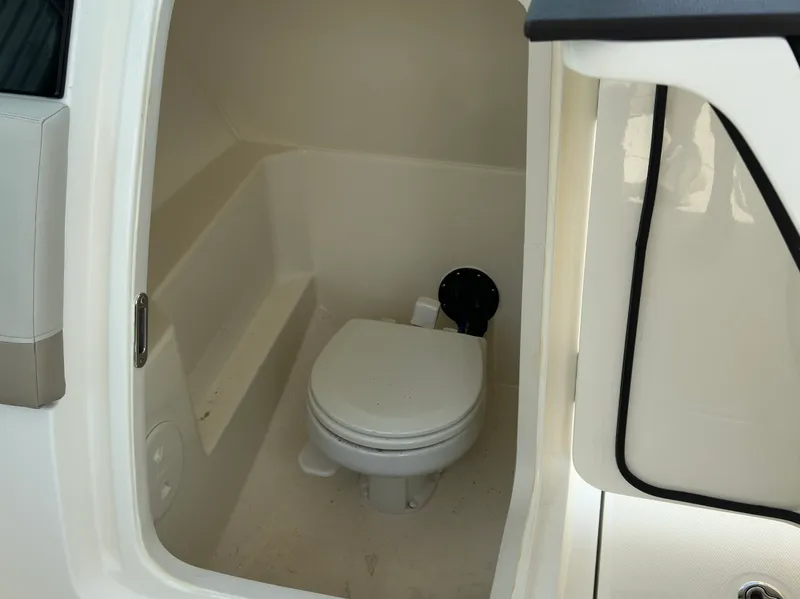 Slide: The Image of Boston Whaler 240 VANTAGE 2022 - 10