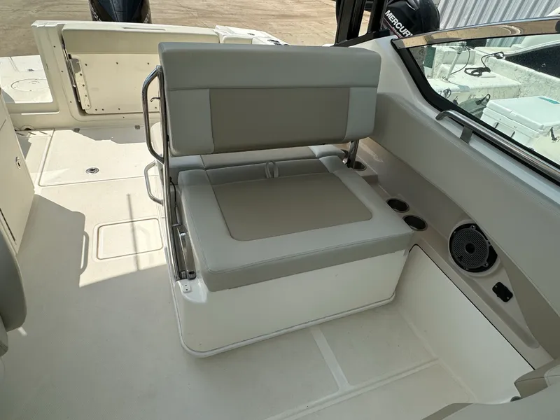Slide: The Image of Boston Whaler 240 VANTAGE 2022 - 8