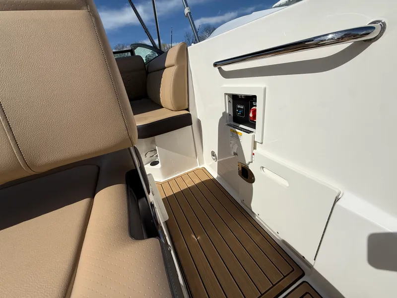 Slide: The Image of Sea Ray 250 SDX OB 2024 - 8