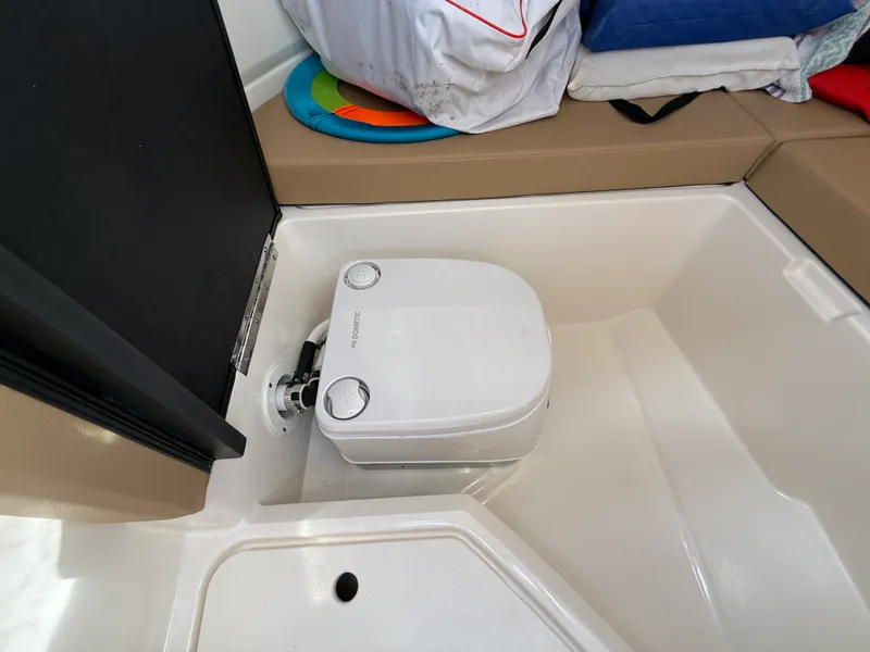 Slide: The Image of Sea Ray 250 SDX OB 2024 - 15