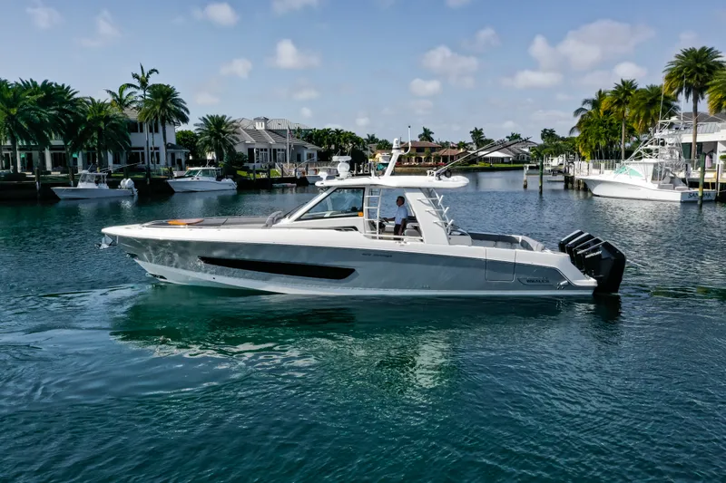 The Image of Boston Whaler 420 Outrage 2024 - 0