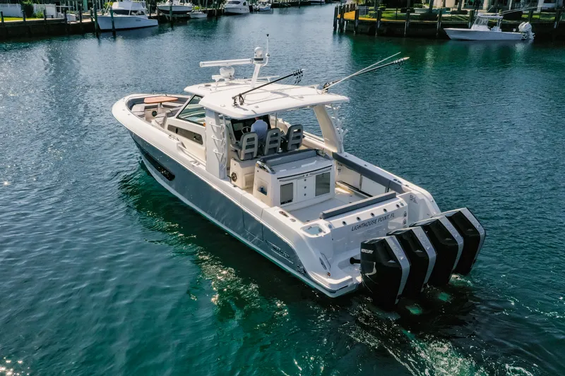 Slide: The Image of Boston Whaler 420 Outrage 2024 - 4