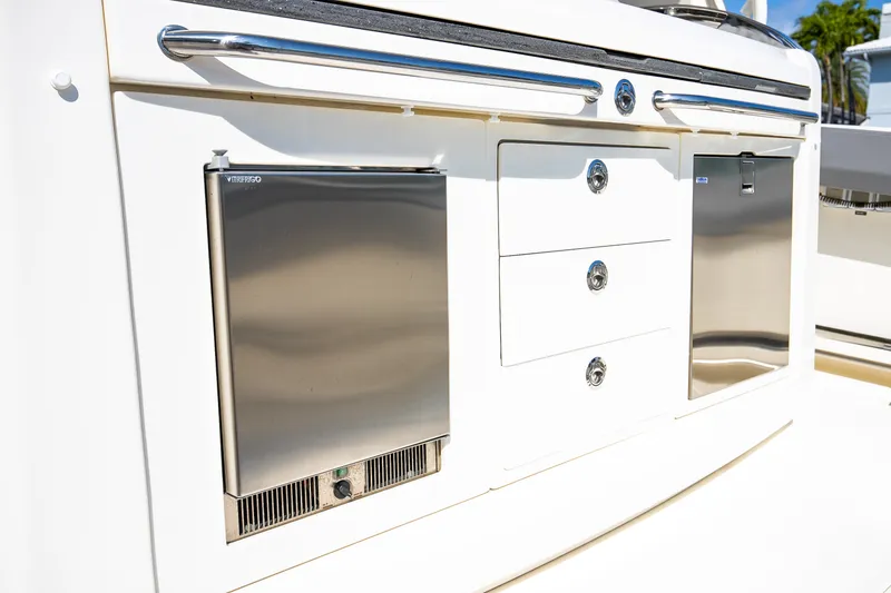Slide: The Image of Boston Whaler 420 Outrage 2024 - 42