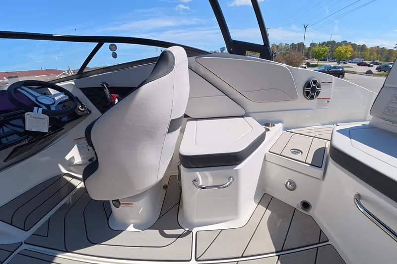 Slide: The Image of Sea Ray SPX 210 Outboard 2026 - 15
