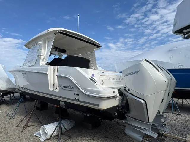 The Image of Boston Whaler 350 REALM 2021 - 0
